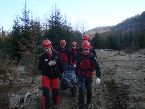 Foto: coborarea de pe munte a lui Dumitru Istvan (C) Salvamont Maramures